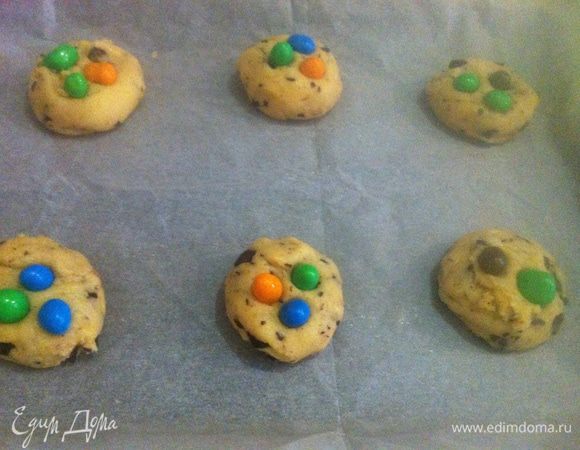 Я разделила тесто на 2 части. В одну часть я положила и перемешала нарезанный шоколад. Сверху украсила драже.