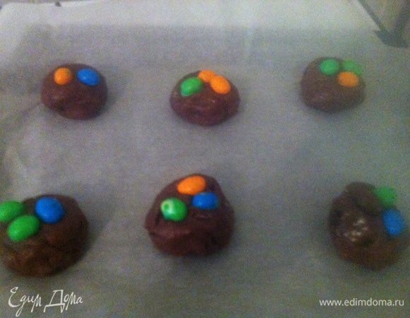 Во вторую часть теста я добавила кондитерское какао и кусочки печенья Oreo (можно было бы добавить еще и шоколад, но я не стала). Сверху также украсила драже. 