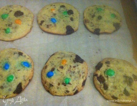 Выпекать печенье на смазанной маслом бумаге для выпечки на расстоянии в 5 см друг от друга в разогретой заранее духовке до 180 — 190°С не более 17 минут. Хотите мягкое , а не хрустящее, тогда не более 15-ти минут. Если печенье маленькое, то еще меньше времени.
На первый взгляд может показаться, что оно не испеклось, но оно быстро затвердеет после выемки из духовки.