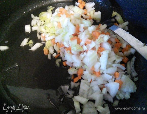 Нут нужно заранее отварить или использовать консервированный, как у меня. Готовим соус: морковь, 1 луковицу, кусочек сельдерея очистить, помыть и нарезать мелким кубиком. Прямо в кастрюле разогреть 2 ст. л. масла и пассеровать овощи до прозрачности, добавить 2 ст. л. томатной пасты от «Помидорки», размешать, коротко обжарить с овощами. 