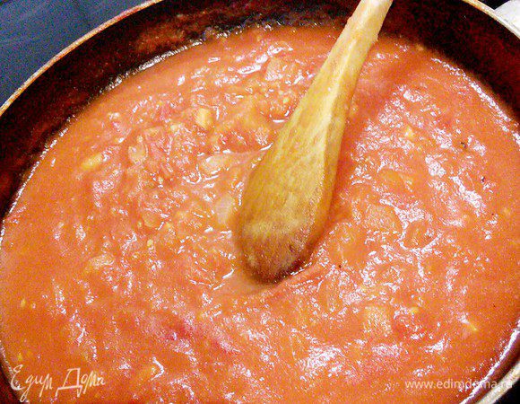 Консервированные помидоры от «Помидорки» измельчить и добавить вместе с соком и бульоном (куриным или овощным, или просто водой) в наш соус, довести до кипения и тушить без крышки минут 10, посолить, поперчить и добавить кайенский перец и сахар по вкусу. 