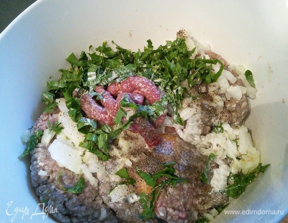 Займемся фрикадельками: фарш (у меня говядина со свининой 50:50) смешать с яйцом, мелко рубленным луком, солью и перцем, добавить 1 ст. л. томатной пасты от «Помидорки» и щепотку соды. Я добавила рубленную зелень (у меня любисток). 