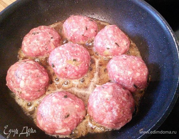 Сформировать фрикадельки и обжарить их на разогретом масле до золотистой корочки. 