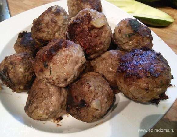 Слить жидкость с нута, промыть и добавить вместе с фрикадельками в соус. Добавить листики тимьяна. Тушить 5 мин., проверить на соль, перец, остроту и сладость (сахар). 