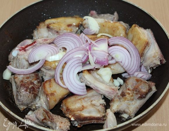 Добавить нарезанные лук и чеснок, потушить вместе с мясом до мягкости лука, посолить, поперчить.