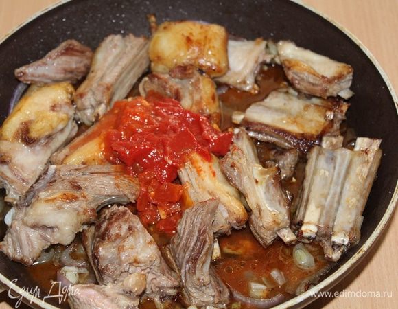 Добавляем помидоры в собственном соку и томатную пасту «Помидорка», измельченные в ступке семена кориандра и тмина, паприку.