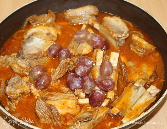 Добавить кипяток, попробовать на соль, потушить минут 30. Затем добавить виноград и тушить еще около 30 минут.