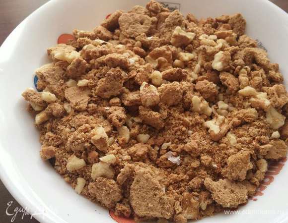 Порубите грецкий орех и печенье не очень мелко. Для тех, у кого термомикс: сложите орехи и печенье в миксерную чашу и измельчите  5 сек./скорость 4,5. Выложите в миску.