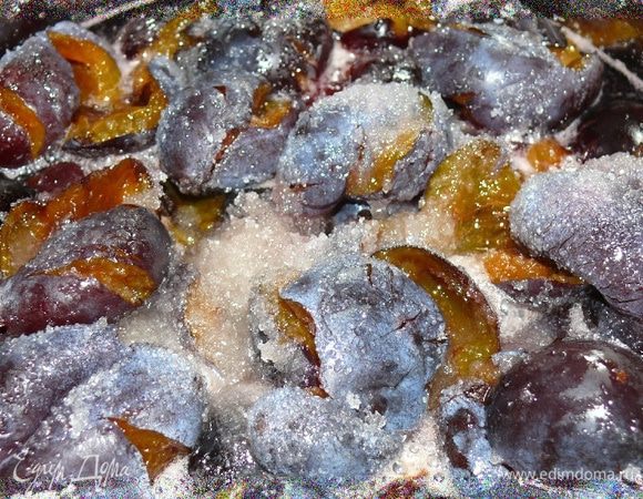 Сливы помыть, вынуть косточки, сложить в кастрюлю, засыпать сахаром и поставить на огонь. Варить на маленьком огне около 2-х часов, периодически помешивая, чтобы не пригорело.
