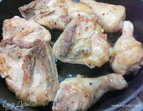 Курицу промыть, обсушить, разделать порционно. Можно взять куриные ножки. В кастрюле с толстым дном разогреть растительное масло Biolio и обжарить куриные части до золотистой корочки.