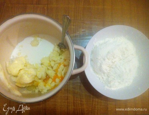 В одной чашке растираем размягченное масло с сахаром, затем добавляем яйцо, сливки и ванилин. В другой чашке муку смешиваем с разрыхлителем и солью.