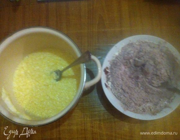 Все жидкие ингредиенты хорошо перемешать. К мучной смеси добавить какао-порошок. 