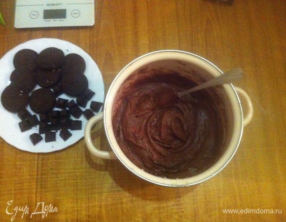 Смешиваем содержимое обеих чашек. Должно получиться густое, кремообразное тесто. 