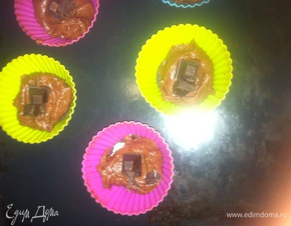 Смазываем силиконовые формочки маслом. На дно кладем целое печенье «Oreo», затем немного теста, чтобы закрыло печенье, далее пару долек горького шоколада (если хотите жидкую текучую начинку, шоколад можно заменить шоколадной пастой) и снова тесто. Сверху для украшения вставляем дольку печенья (можно печенье истолочь и посыпать сверху кекс). Ставим выпекаться в разогретую духовку до 180 — 190°С на 30 — 40 минут. Готовность проверяем зубочисткой. Если тесто не липнет, то кексы готовы.