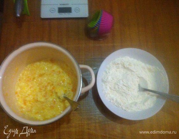 В муку добавляем соль и разрыхлитель.