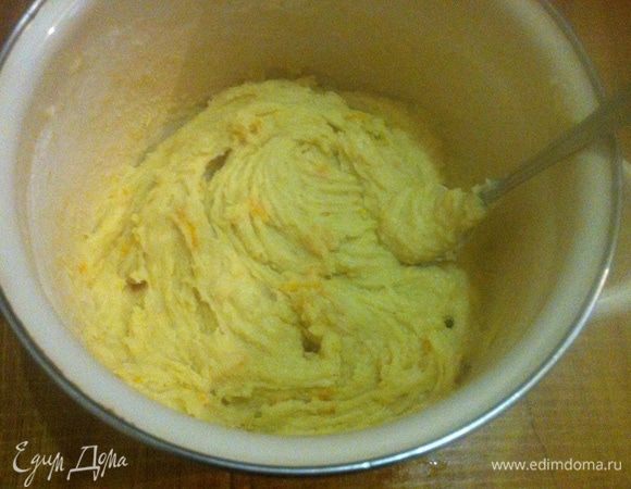 Соединяем жидкую массу с мучной смесью, добавляем цедру и сок апельсина. Получается густое кремообразное тесто.