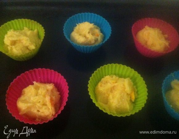 Смазываем силиконовые формочки маслом и заполняем их на 2/3 тестом. Выпекаем в разогретой до 180°С духовке 30 минут.