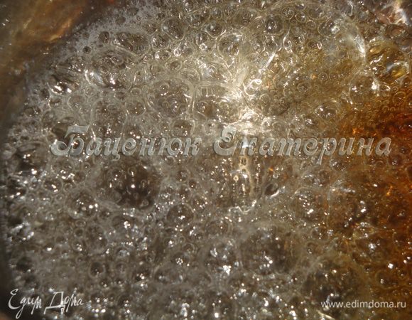 Варим карамель из воды и сахарного песка. Не забываем о том, что карамель нельзя перемешивать. Когда карамельный цвет станет явным, добавим щепотку соли и обжаренный арахис. Интенсивно перемешаем.