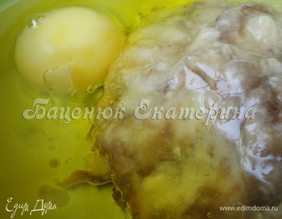 Смешиваем бананы с желтками и маслами Biolio с помощью миксера. 