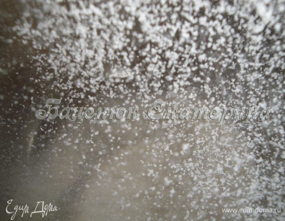 Обязательно просеиваем муку со щепоткой соли и ванилином.