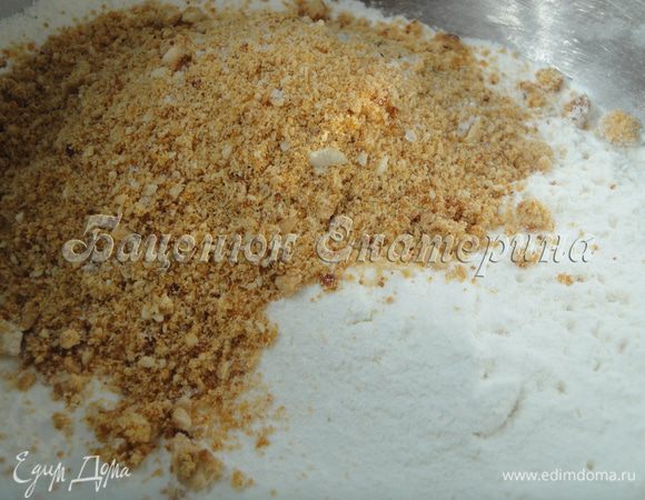 В отдельной таре смешиваем муку (с солью и ванилином) и арахисовую крошку.