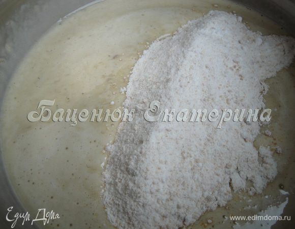 В жидкую смесь добавляем гашенную соду. Перемешиваем. Соединяем сухую смесь с жидкой. Хорошо перемешиваем миксером.