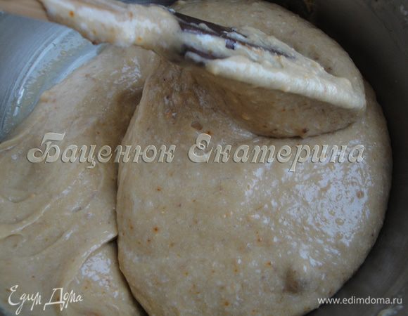 Не переусердствуйте, но и не оставляйте явные прожилки белка, это придаст торту «омлетный» привкус.