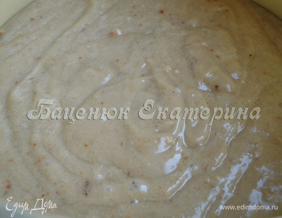 Заполнить форму тестом. Желательно, разделить тесто на 2 равные части. И выпекать одновременно, либо поставив вторую порцию в холодильник. Так коржи будут лучше подниматься и выпекаться. Рекомендую круглую форму диаметром 28 см. В этот раз я готовила половину порции, форма круглая 17,5 см, одной порцией.