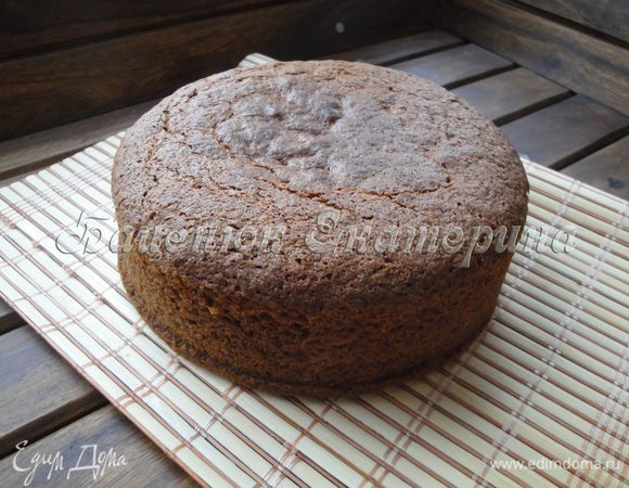 Выпекайте про 180 — 170°С. На выпекание в маленькой форме ушло 50 минут. В формах большего диаметра, при условии разделения теста на 2 части, время выпекания подобных коржей составляло 35 минут.