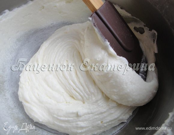 Продолжаем взбивать глазурь до полного растворения сахарной пудры.