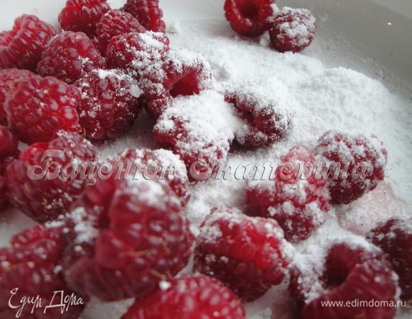 Растираем свежую или размороженную малину с сахарной пудрой.