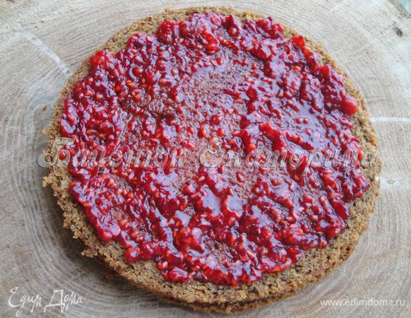 Начинаем собирать наш тортик. Промазываем коржи поочередно, исходя из их общего количества. Малина.