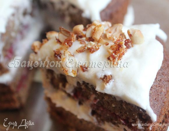 Поставьте на стол оставшуюся арахисово-карамельную крошку. Ваши близкие обязательно захотят посыпать ею свою порцию.