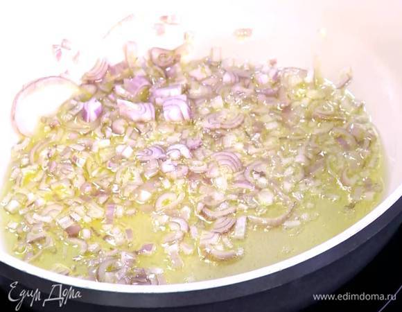 Лук почистить, мелко порубить и выложить на сковороду с разогретым оливковым маслом.