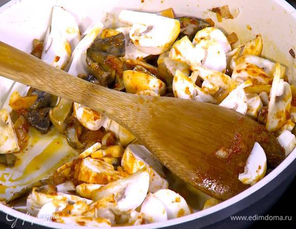 Из замоченных грибов слить жидкость, пару столовых ложек влить в сковороду с грибами.