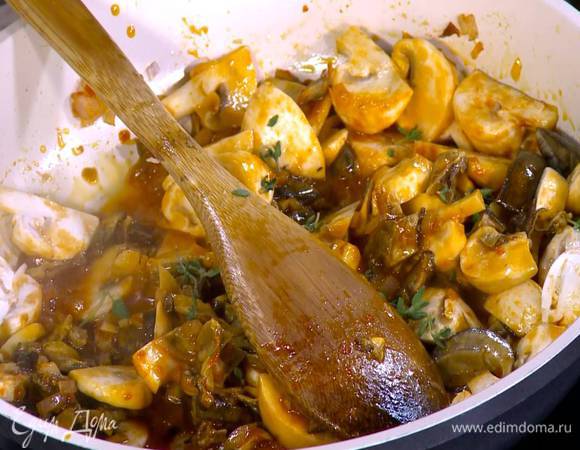 Замоченные грибы мелко порезать, добавить в сковороду, все перемешать и обжарить, затем всыпать листья тимьяна (пару веточек оставить для украшения) и еще раз перемешать.