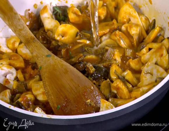 Когда грибы будут практически готовы, влить белое вино, увеличить огонь и дать алкоголю выпариться.