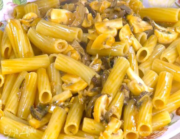 Выложить пасту на тарелку и посыпать оставшимися листьями тимьяна.