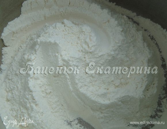 Просеиваем муку, добавляем ванилин, сахар и соль.