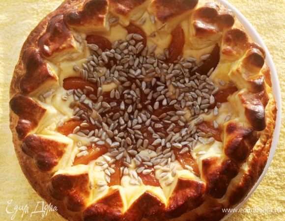 А можно просто вырезать фигурки при помощи формочек для печенья и уложить вокруг. Все на ваше усмотрение.
Форму с тестом и начинкой накрыть полотенцем и оставить минут на 20 — 30.
Затем смазать пирог желтком и отправить в разогретую до 180°С духовку выпекаться минут 40 — 45 (следим за своей духовкой).
Готовый пирог вынимаем и полностью остужаем.
Вот такой пирог получается. 