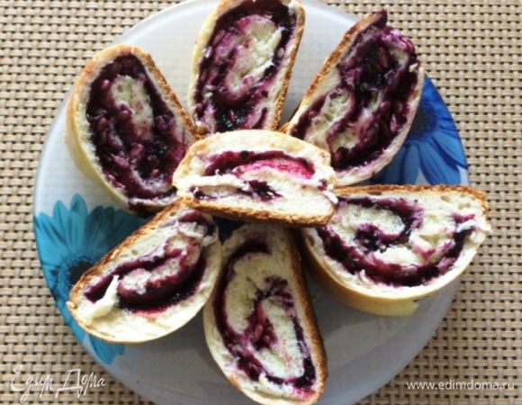 И если остается кусочек теста, я его использую на рулет с любым вареньем. Обычно его первым и съедают, т. к. он быстрее остывает и некоторым не терпится попробовать.

