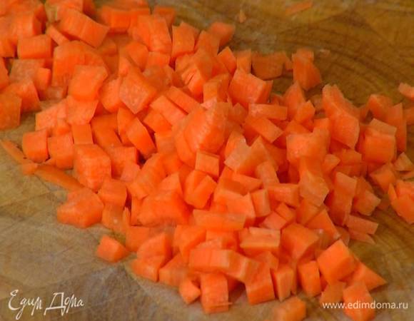 Морковь почистить и нарезать маленькими кубиками.