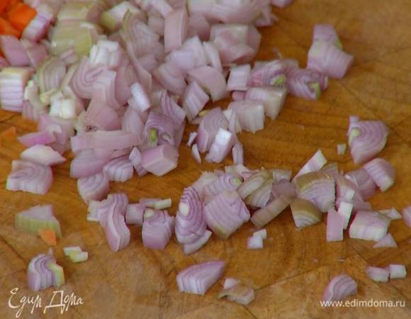 Шалот и чеснок почистить и мелко порубить.