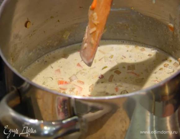 Добавить чечевицу, пасту карри, все перемешать, влить кокосовое молоко и варить суп около 20 минут до готовности.