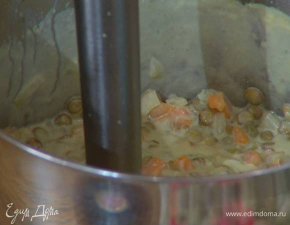 Суп посолить, влить немного горячей воды и взбить погружным блендером.