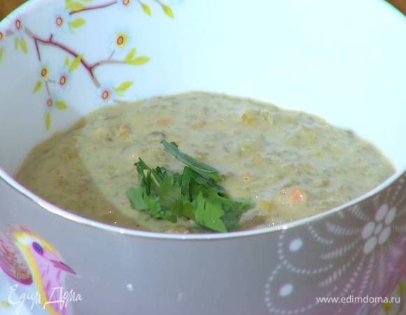 Готовый суп украсить листьями кинзы.