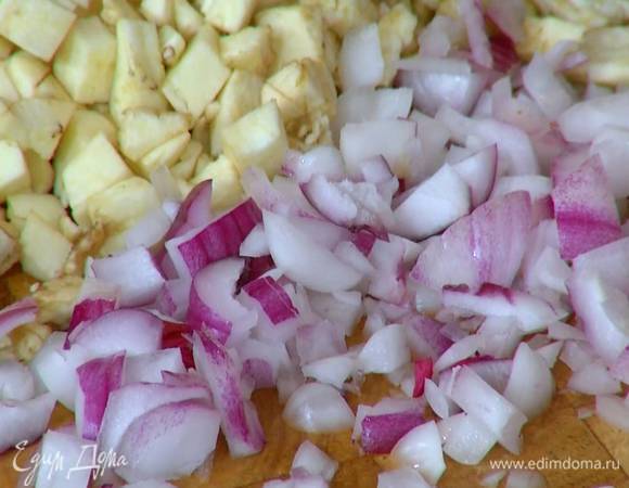 Красный лук почистить и мелко порубить.
