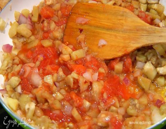 Добавить помидоры в собственном соку (если нужно, измельчить их лопаткой прямо в сковороде) и все еще немного прогреть.