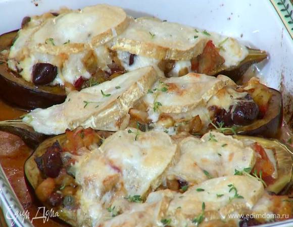 Сбрызнуть баклажаны оставшимся оливковым маслом и запекать в разогретой духовке 15 минут.