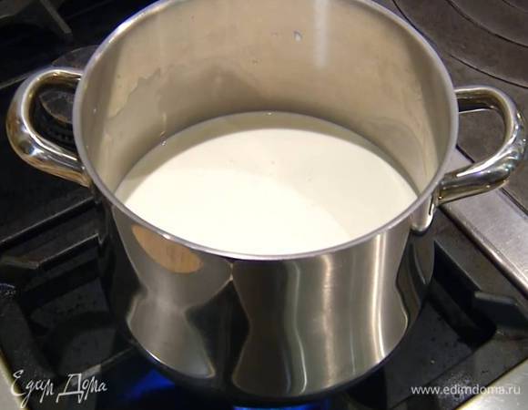 Молоко и сливки влить в кастрюлю и довести до кипения.